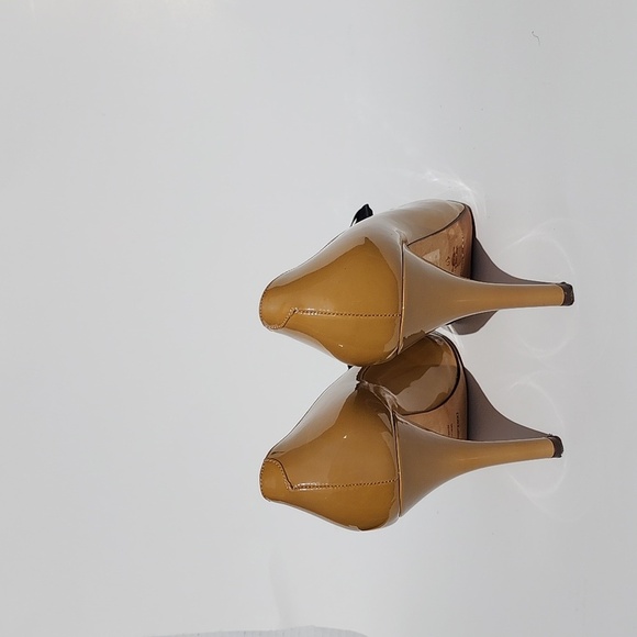 Authentic Dolce & Gabbana Mustard Patent leather with black bow heels. Size 40 - Picture 4 of 11